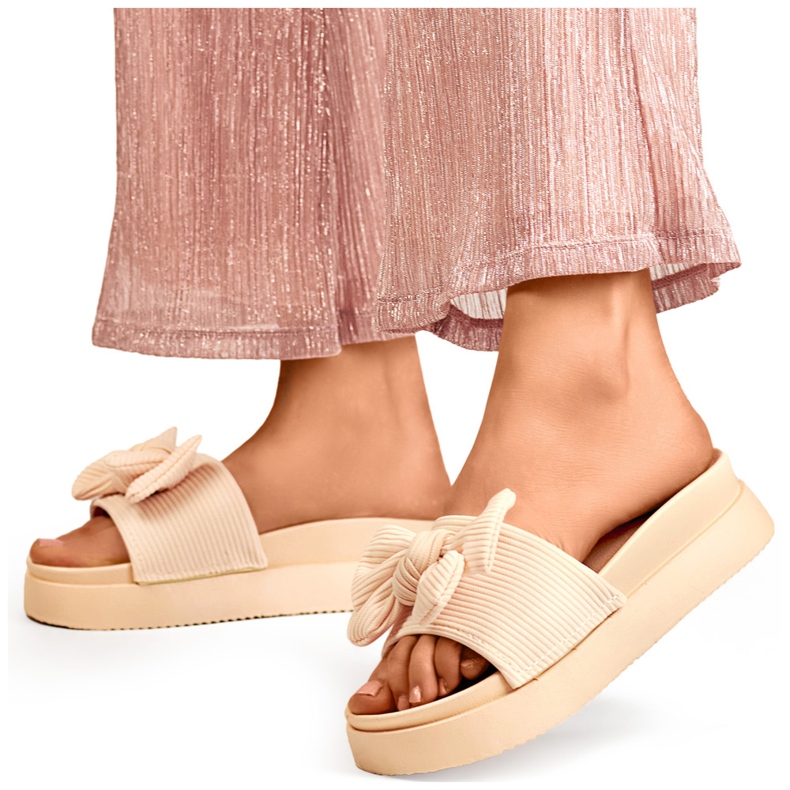 Béžové dámské pantofle s mašlí na silné podrážce béžový 1