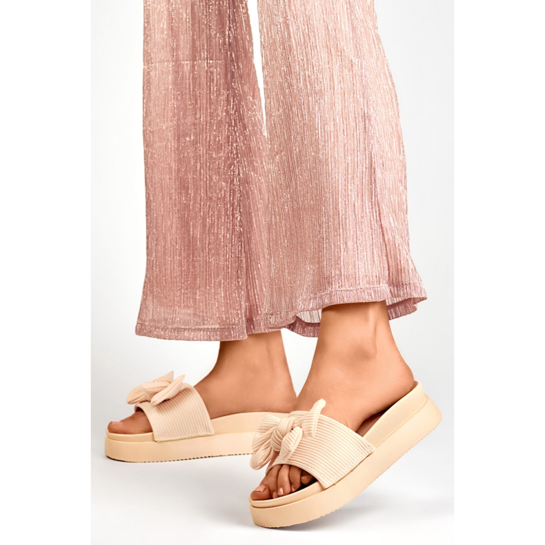 Béžové dámské pantofle s mašlí na silné podrážce béžový 2