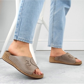 Pohodlné dámské kožené sandály na klínku v béžové barvě Helios 137.02 béžový 2 Pohodlné dámské kožené sandály na klínku v béžové barvě Helios 137.02 béžový 2