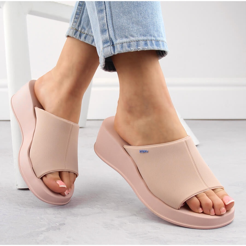 Pohodlné dámské vonné nude pantofle na klínku Zaxy LL285083 béžový 1 Pohodlné dámské vonné nude pantofle na klínku Zaxy LL285083 béžový 1