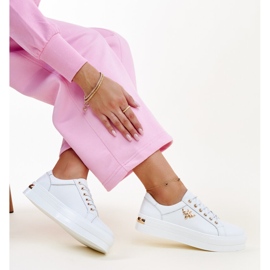 Bílé kožené tenisky se silnou Mikka podrážkou bílý 1