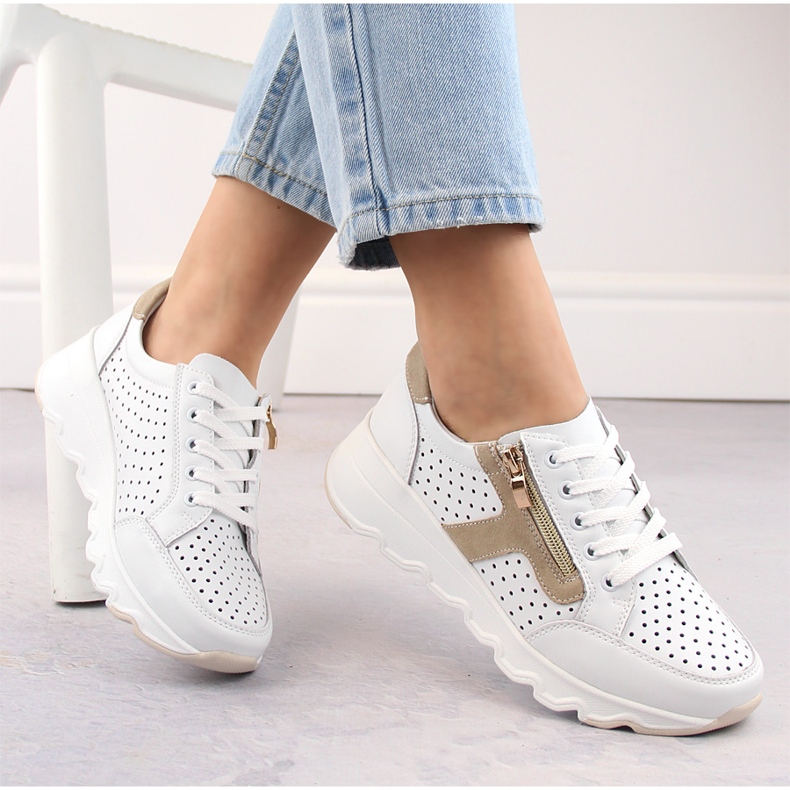 Kožená dámská prolamovaná sportovní obuv na klínku, bílá, T.Sokolski 245 bílý 1