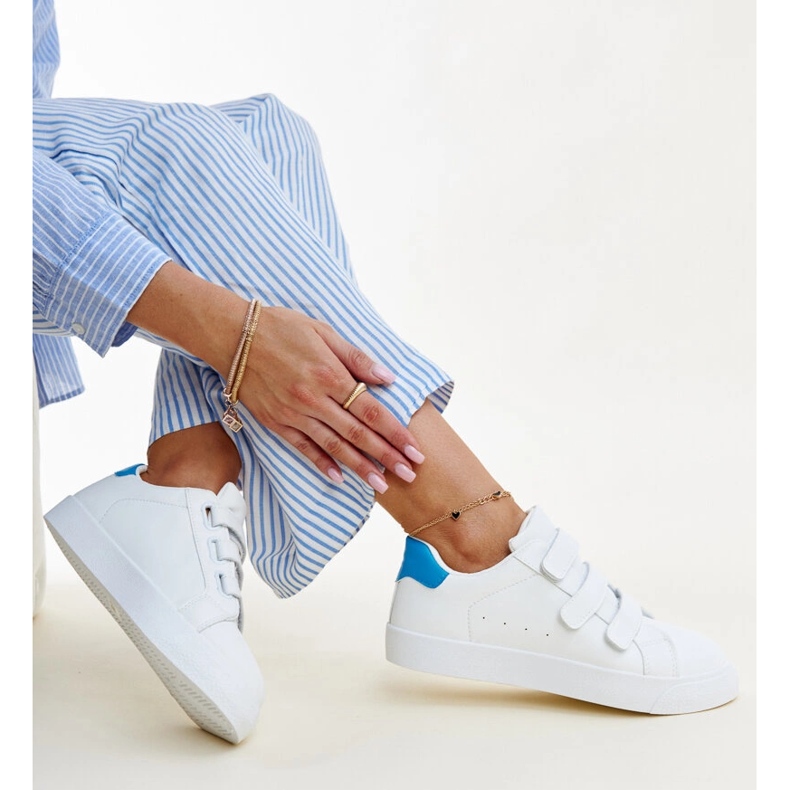 Bílé a modré tenisky na suchý zip značky Samala bílý 1 Bílé a modré tenisky na suchý zip značky Samala bílý 1