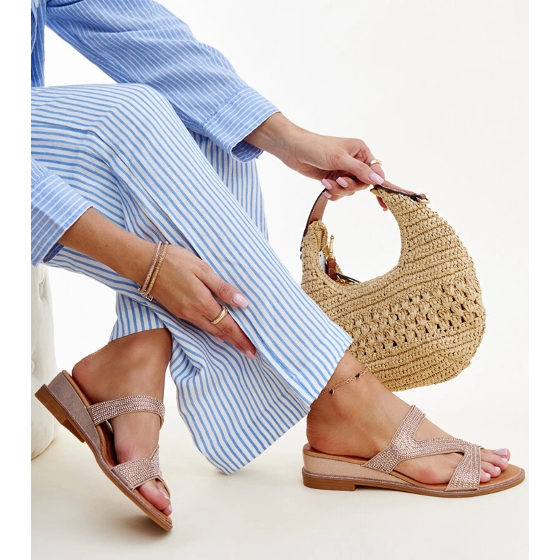 Růžové pantofle s nízkým klínkem od Asker růžový 1