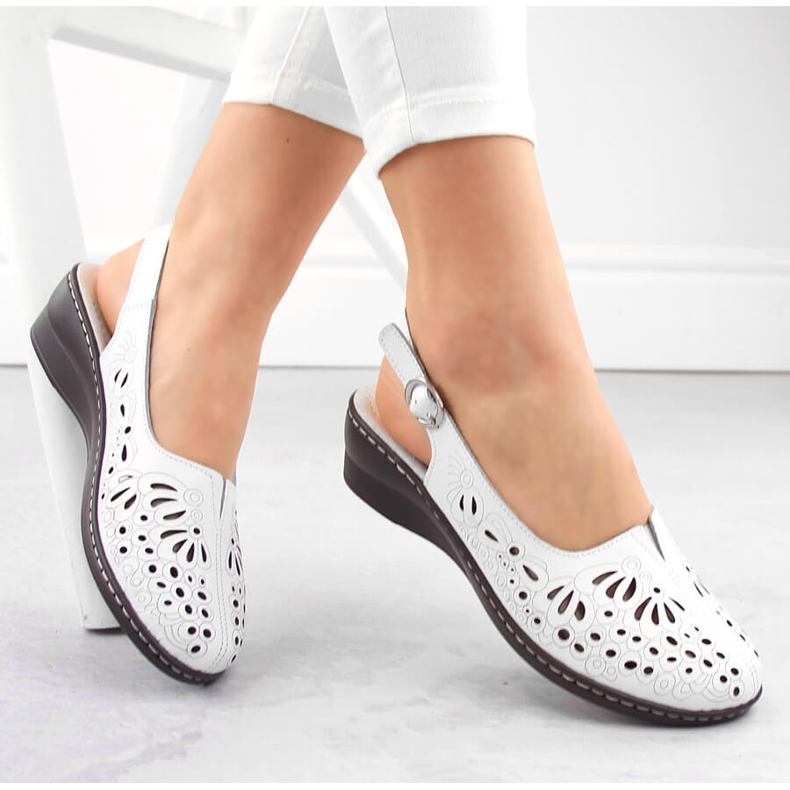 Kožené pohodlné dámské celoprolamované sandály, bílé, T.Sokolski L24-27 bílý 1