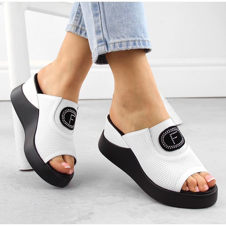 Dámské kožené prolamované sandály na klínku, bílé Filippo DK6141 bílý 1