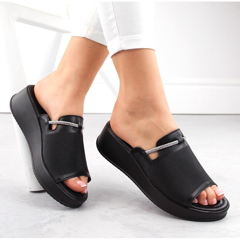 Černé kožené dámské sandály na klínku Filippo DK6067 černá 1 Černé kožené dámské sandály na klínku Filippo DK6067 černá 1