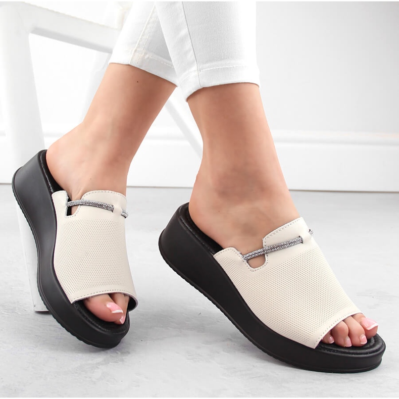 Kožené dámské pantofle na klínku ekri Filippo DK6067 béžový 1