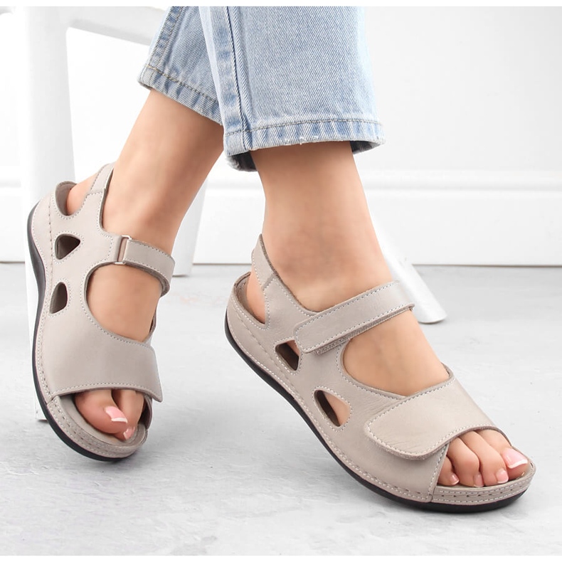 Dámské kožené sandály na suchý zip, světle šedé T.Sokolski L24-158 šedá 1