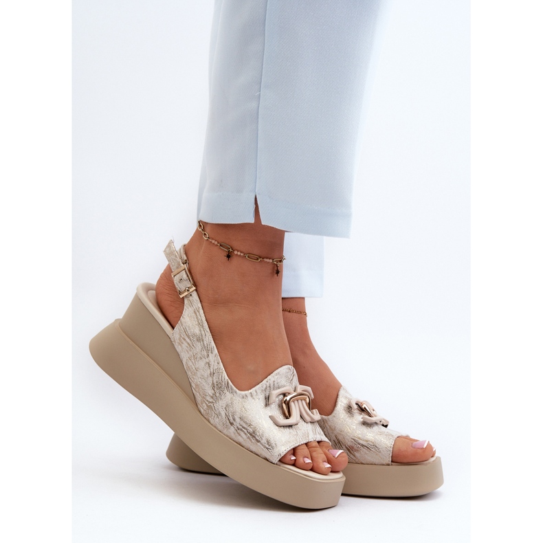 Dámské sandály na platformě a klínku se zlatou ozdobou Janesca zlatý 2 Dámské sandály na platformě a klínku se zlatou ozdobou Janesca zlatý 2