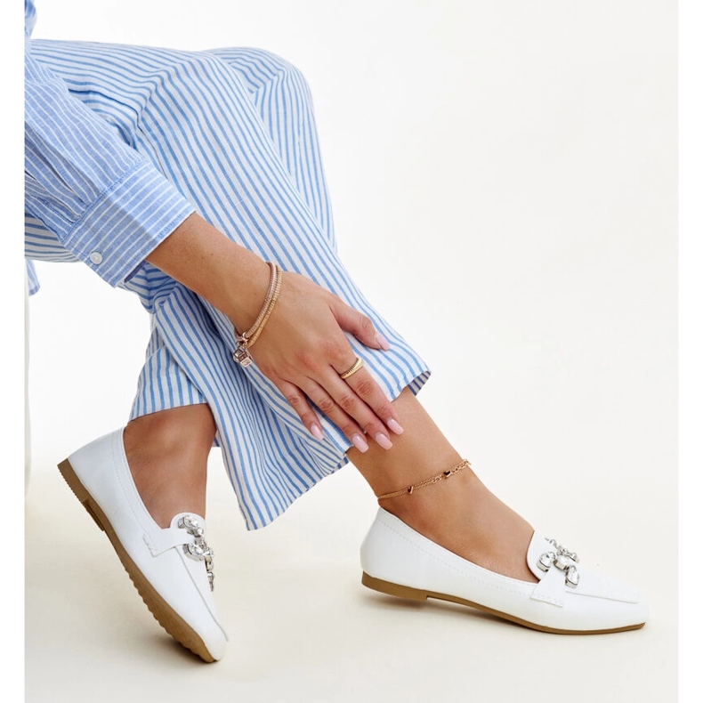 Bílé mokasíny se zirkonovou Mali sponou bílý 1