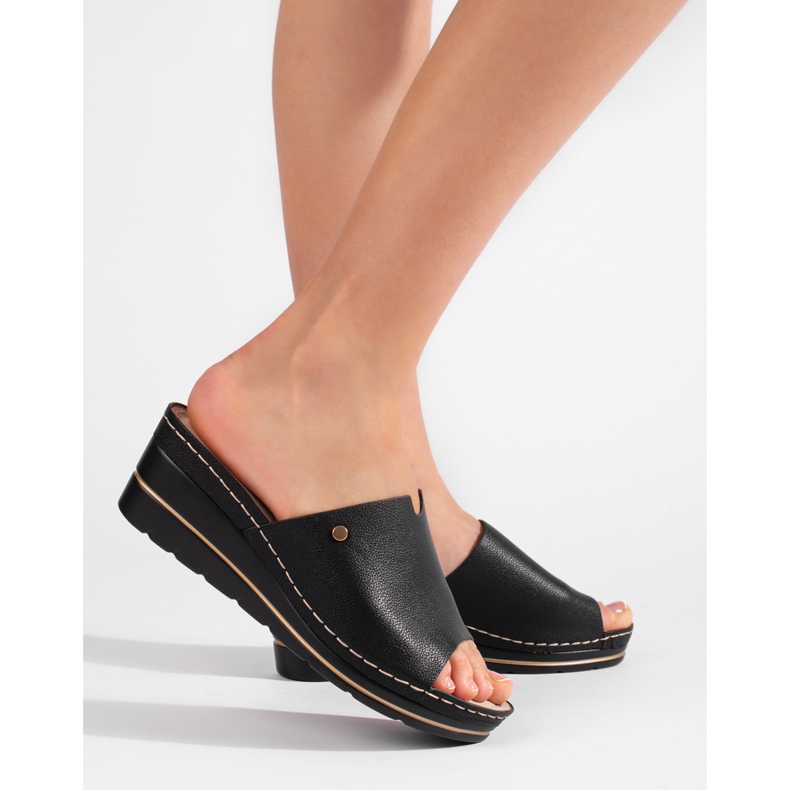 Černé pohodlné dámské sandály na klínku černá 1