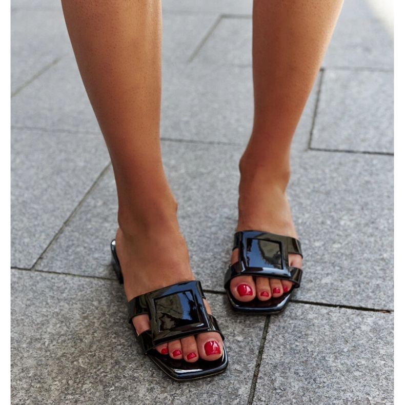 Černé lakované pantofle s koženou vložkou Mancinia černá 1