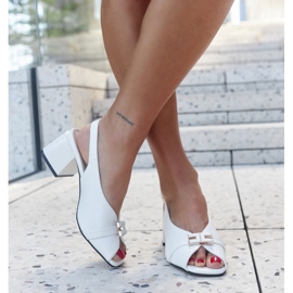 Bílé sandály s koženou stélkou Totana bílý 1