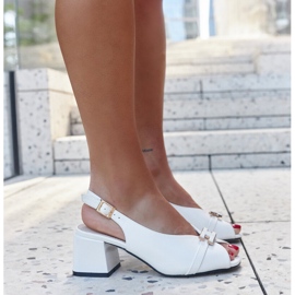 Bílé sandály s koženou stélkou Totana bílý 4