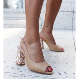 Sandály Hasna na vysokém podpatku s ozdobným podpatkem béžový 1