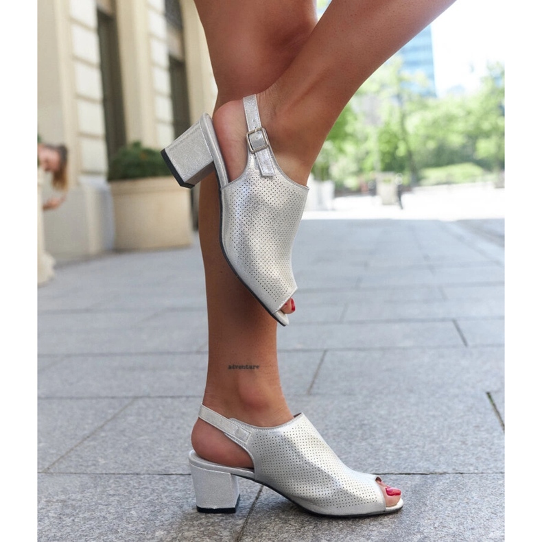 Děrované sandály na vysokém podpatku s koženou stélkou Lia stříbrný 1