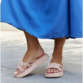 Béžové gumové pantofle od Ferrei béžový 2