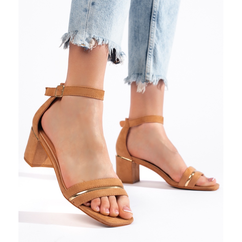 Hnědé semišové sandály na nízkém podpatku hnědý 1