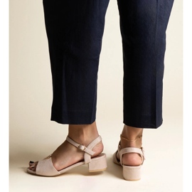 Béžové sandály na nízkém podpatku s přezkou Horner béžový 1