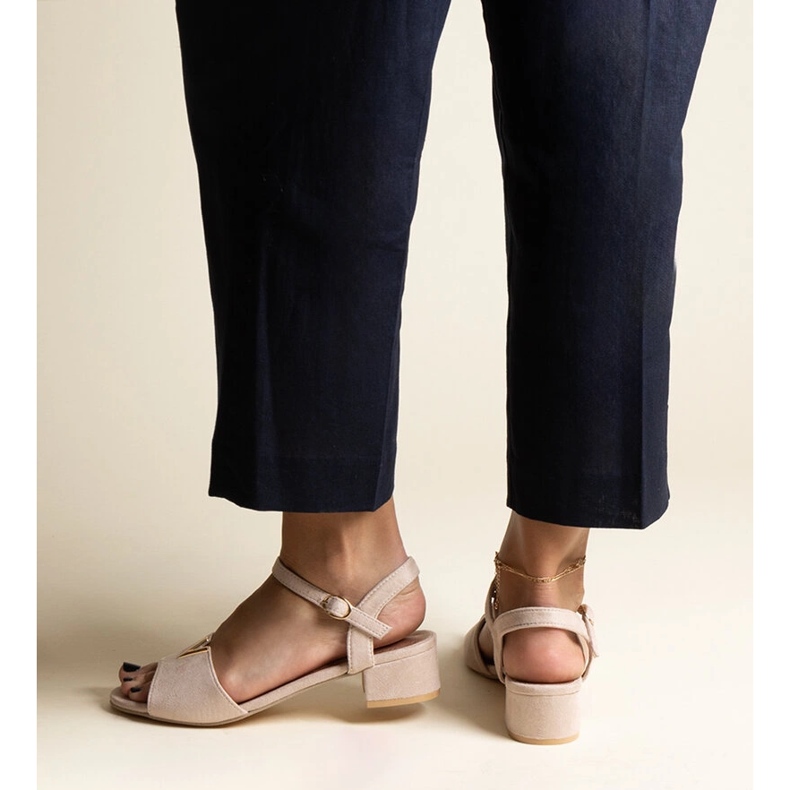 Béžové sandály na nízkém podpatku s přezkou Horner béžový 1