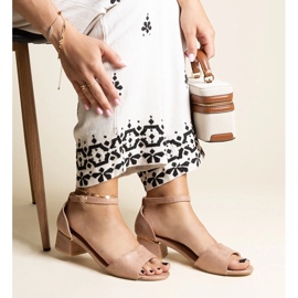 Tmavě béžové klasické sandály Kinsela na vysokém podpatku béžový 1