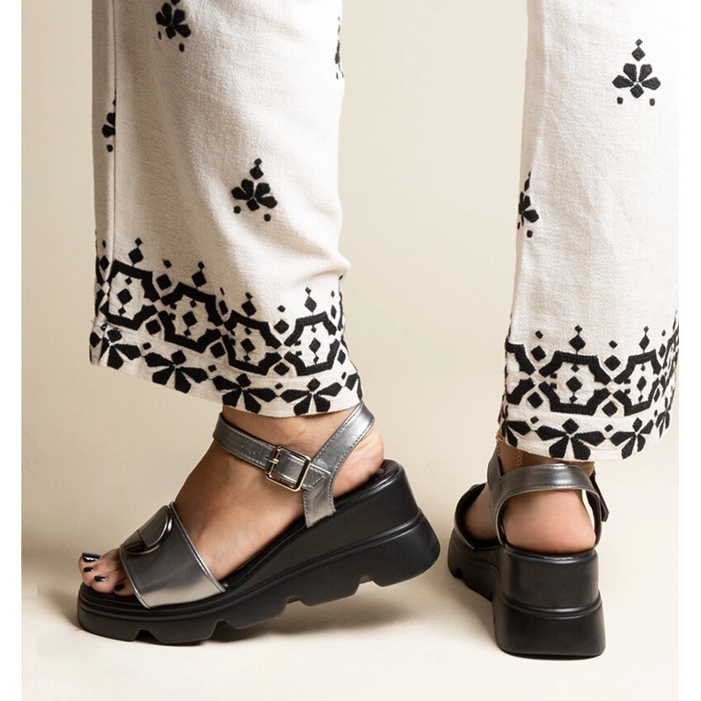 Sandály na klínku z eko kůže Maddison stříbrný 2