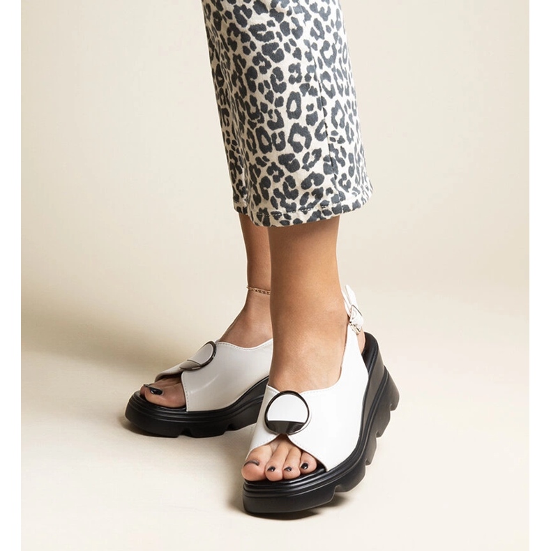 Klínové sandály s bílou přezkou Bayley bílý 1 Klínové sandály s bílou přezkou Bayley bílý 1