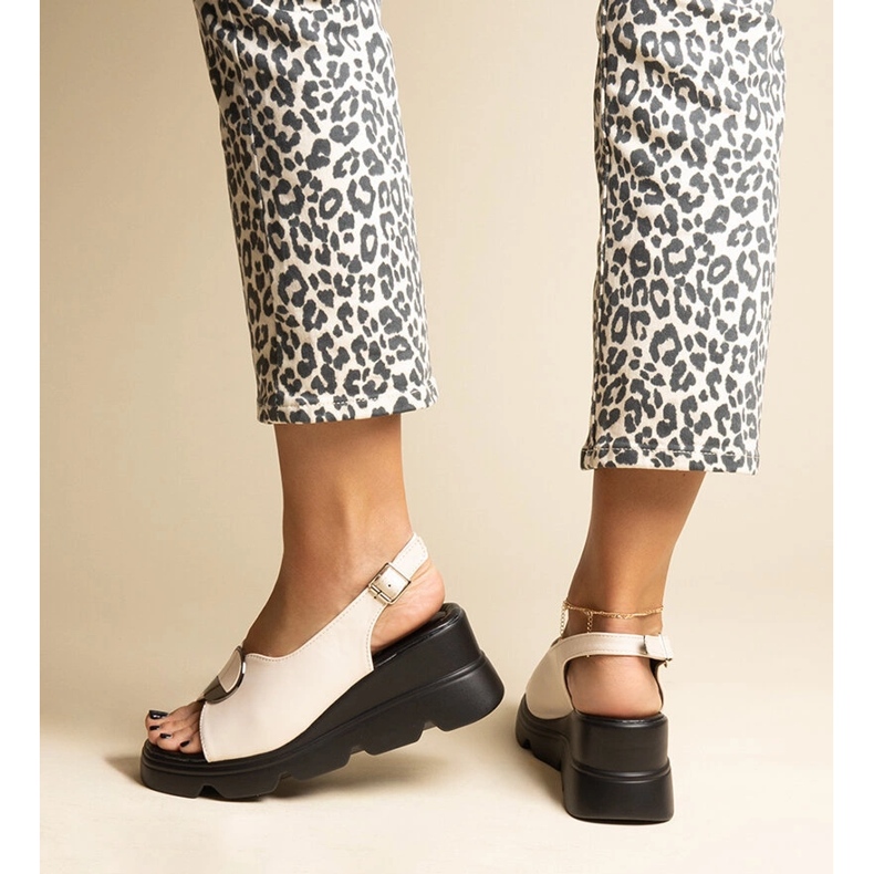 Béžové sandály na klínku s přezkou Bayley béžový 1 Béžové sandály na klínku s přezkou Bayley béžový 1