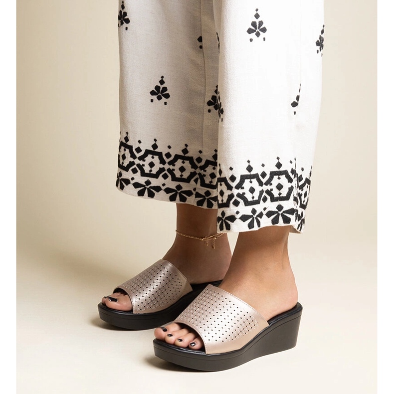 Zlaté prolamované pantofle na klínku z eko kůže Garvin zlatý 1