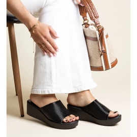 Černé prolamované pantofle na klínku z eko kůže Garvin černá 2