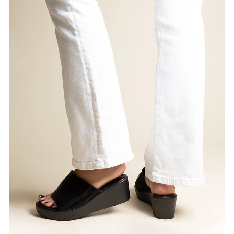 Černé prolamované pantofle na klínku z eko kůže Garvin černá 1