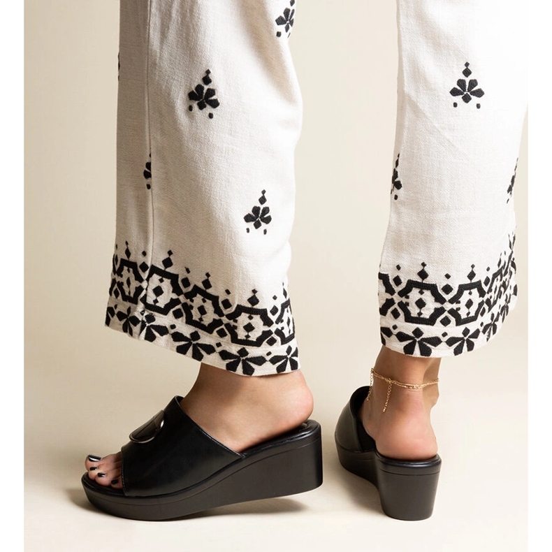 Černé klínové muly se sponou Keirenh černá 2