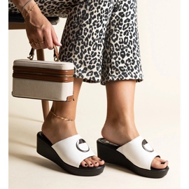 Bílé klínové muly se sponou Keirenh bílý 1