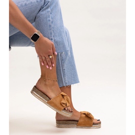 Hnědé žabky s masivní Peletra podrážkou hnědý 1