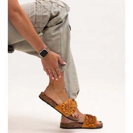 Žabky s květinami na korkové podrážce značky Almida hnědý 1