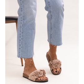 Žabky s květinami na korkové podrážce značky Almida béžový 1 Žabky s květinami na korkové podrážce značky Almida béžový 1