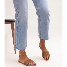 Hnědé vyšívané pantofle Marika hnědý 2