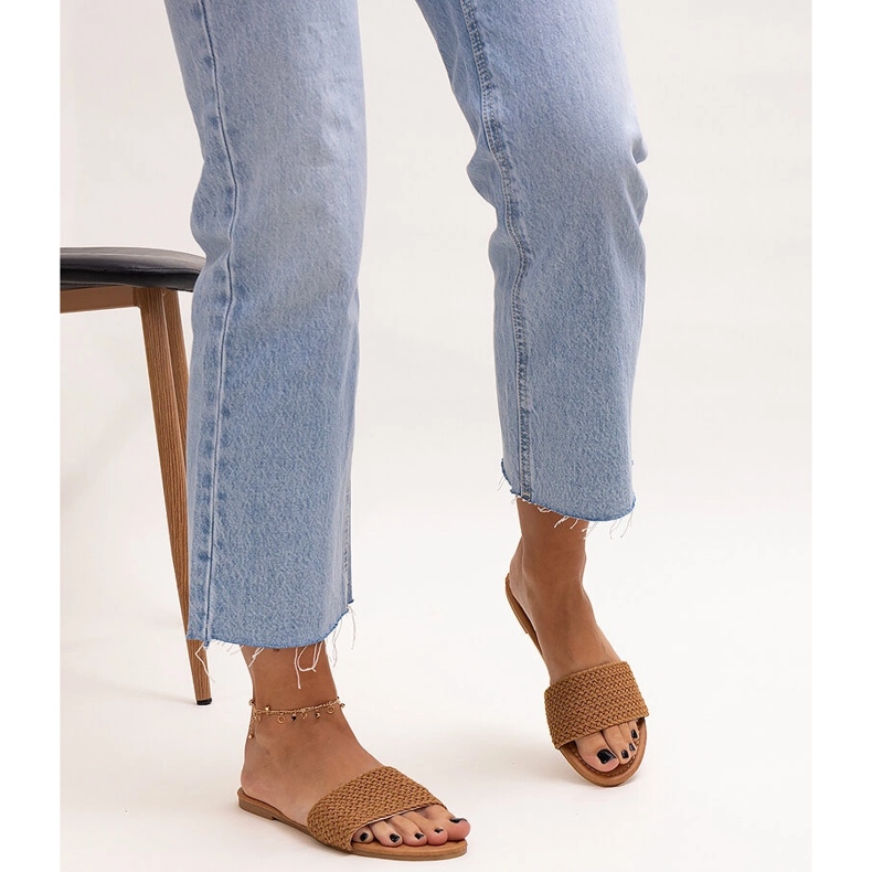 Hnědé vyšívané pantofle Marika hnědý 2