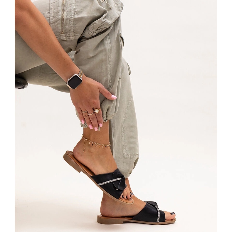 Klobouky zdobené páskem se zirkony Amari černá 1