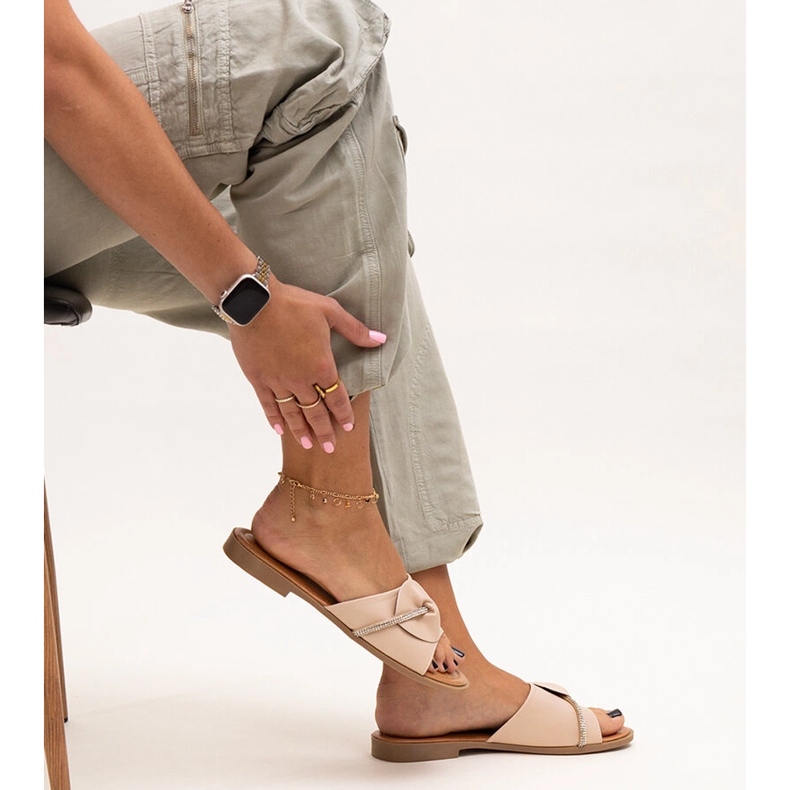 Klobouky zdobené páskem se zirkony Amari béžový 1