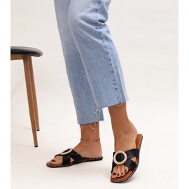 Čepice zdobené zirkonovou sponou Salimba černá 1