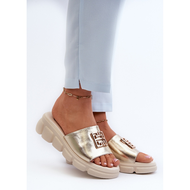 Dámské kožené žabky se zlatým zdobením na klínech Vinceza 41444 Gold 2