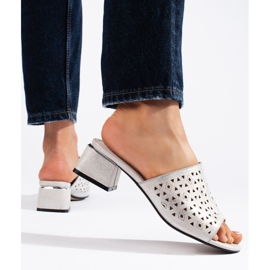 Prolamované stříbrné žabky na nízkém podpatku stříbrný 1