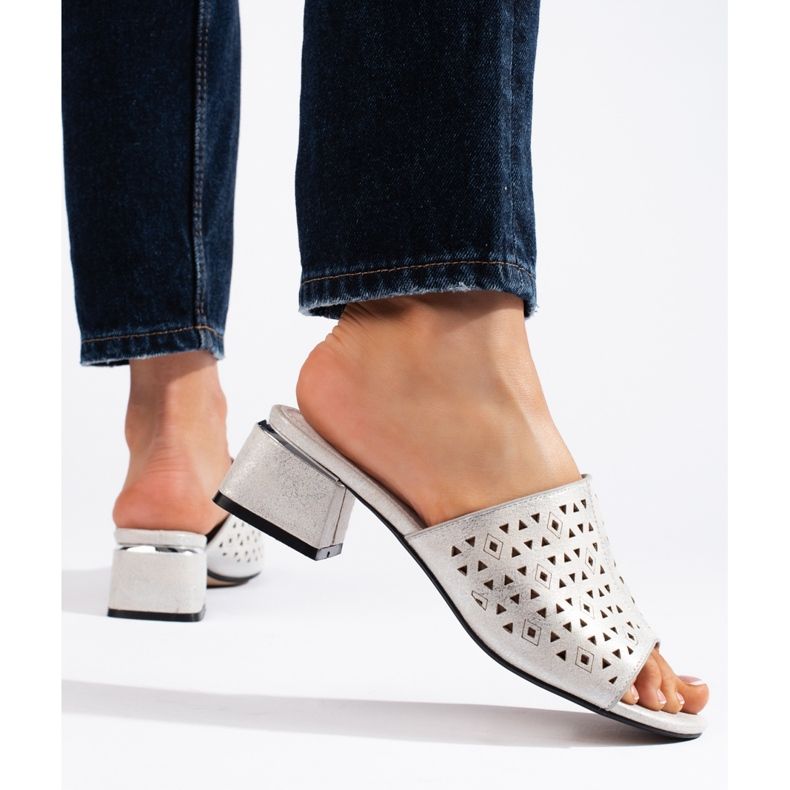 Prolamované stříbrné žabky na nízkém podpatku stříbrný 1