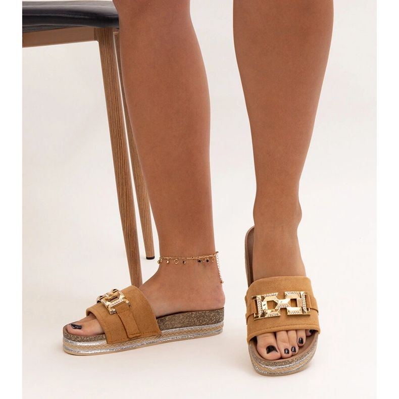 Hnědé žabky s lesklou přezkou značky Niamh hnědý 1 Hnědé žabky s lesklou přezkou značky Niamh hnědý 1