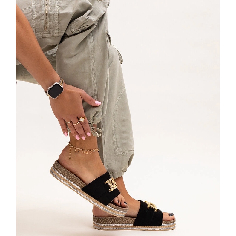 Černé žabky s lesklou přezkou značky Niamh černá 1