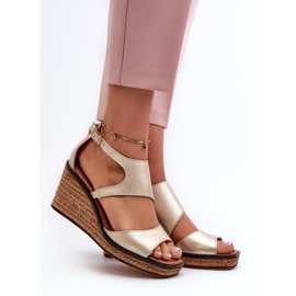 Dámské kožené sandály na klínku Maciejka 06657-25 Zlatá zlatý 2