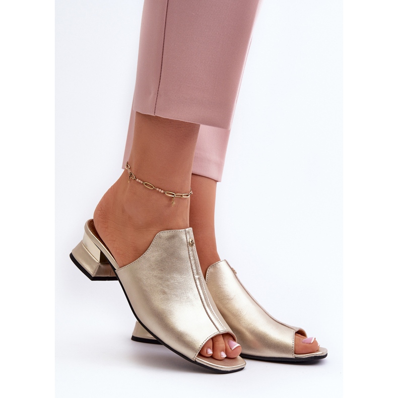 Elegantní dámské žabky vyrobené z přírodní kůže na nízkém podpatku Maciejka 06360-25 Gold zlatý 2