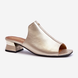 Elegantní dámské žabky vyrobené z přírodní kůže na nízkém podpatku Maciejka 06360-25 Gold zlatý 1